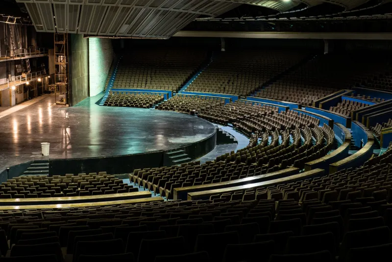 La firma invisible: directores teatrales españoles cuyo poder reside en no aparecer jamás