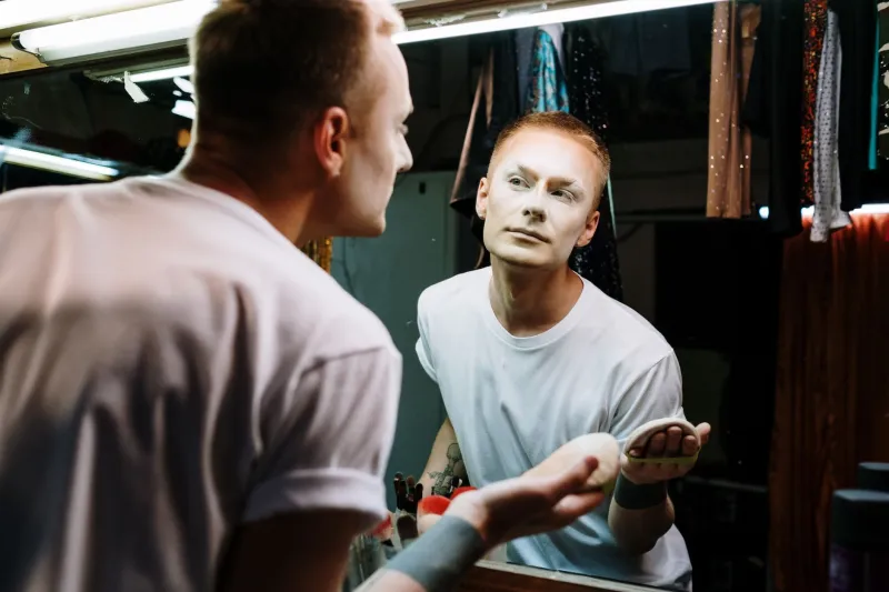 El rostro que inventa al personaje: maquillaje y transformación en el teatro español de hoy