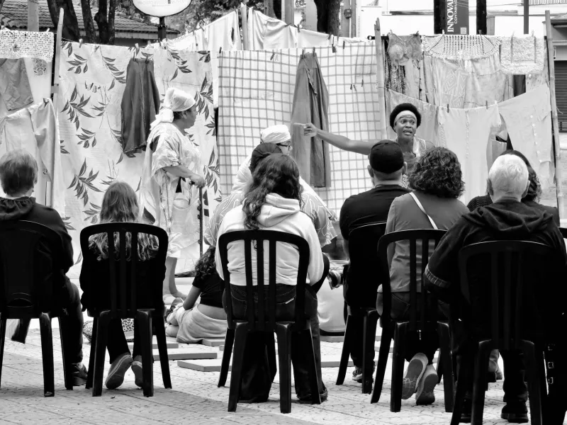 El escenario que sana: cómo el teatro comunitario está reconstruyendo vidas en los márgenes de España