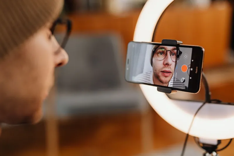 Del telón a la pantalla: actores españoles que construyen su futuro escénico desde las redes sociales